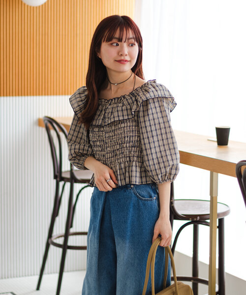 Kastane（カスタネ）の「【無地&チェック/2WAY/4色展開】シャーリングオフショルブラウス（シャツ/ブラウス・レディース・ブラック/オフホワイト/ブルー/ベージュ/アイボリー・FREE）」の15枚目の写真