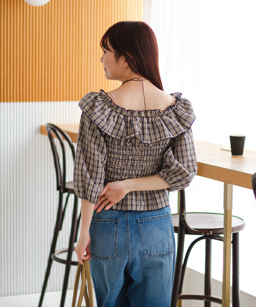 Kastane（カスタネ）の「【無地&チェック/2WAY/4色展開】シャーリングオフショルブラウス（シャツ/ブラウス・レディース・ブラック/オフホワイト/ブルー/ベージュ/アイボリー・FREE）」の13枚目の写真