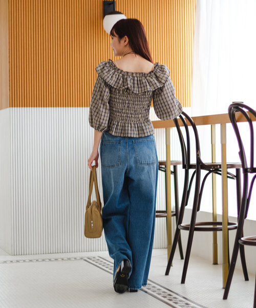 Kastane（カスタネ）の「【無地&チェック/2WAY/4色展開】シャーリングオフショルブラウス（シャツ/ブラウス・レディース・ブラック/オフホワイト/ブルー/ベージュ/アイボリー・FREE）」の10枚目の写真