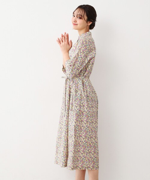 LAURA ASHLEY(ローラアシュレイ)の「【洗える/コットン100%/同柄アイテムあり】アマイア ディッツィー柄 ワンピース(ワンピース・レディース・ネイビー系/イエロー系その他2・40/38)」の3枚目の写真