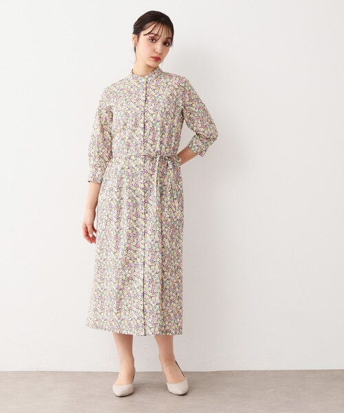 LAURA ASHLEY(ローラアシュレイ)の「【洗える/コットン100%/同柄アイテムあり】アマイア ディッツィー柄 ワンピース(ワンピース・レディース・ネイビー系/イエロー系その他2・40/38)」の4枚目の写真