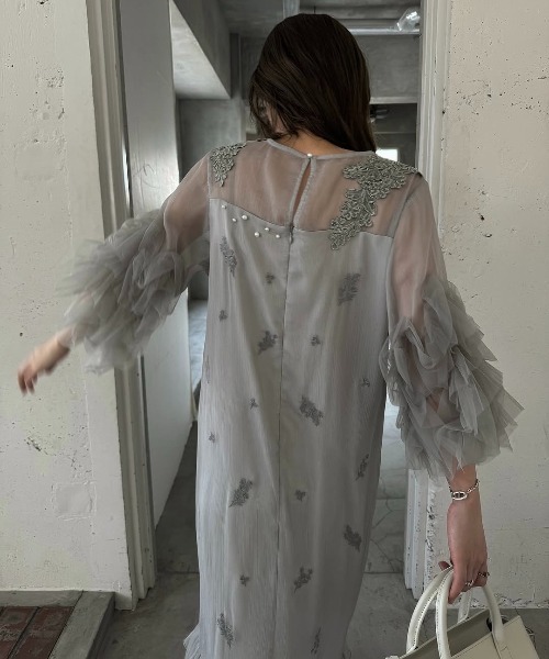 WILLFULLY（ウィルフリー）の「hem tiered volume sleeve embroidery OP（ワンピース・レディース・ブラック/エメラルド/ブルー系その他/ライトベージュ/チャコール・FREE）」の10枚目の写真