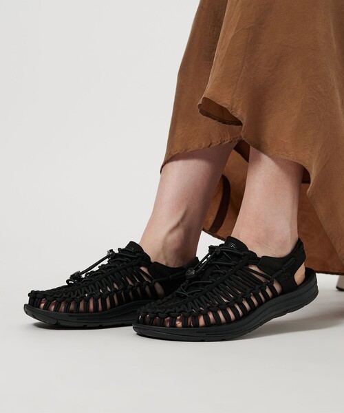 KEEN(キーン)の「<KEEN>ウィメンズ UNEEK/サンダル(サンダル・レディース・ブラック/ベージュ・23cm/25cm/23.5cm/24.5cm/24cm)」の1枚目の写真