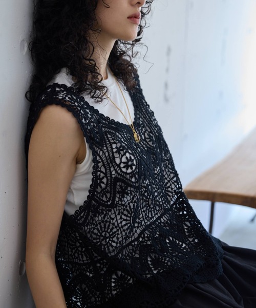 Libra Cue（リブラ キュー）の「かぎ編みレイヤードジレ（ベスト・レディース・アイボリー/ブラック・FREE）」の8枚目の写真