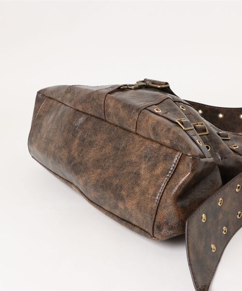 Chikashitsu +（チカシツプラス）の「【Chikashitsu +】antique coating buckle shoulder bag / 【チカシツプラス】アンティークコーティングバックルショルダーバッグ（ショルダーバッグ・メンズ・ブラウン・ONE SIZE）」の4枚目の写真