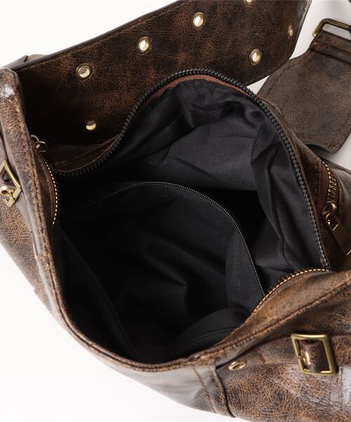 Chikashitsu +（チカシツプラス）の「【Chikashitsu +】antique coating buckle shoulder bag / 【チカシツプラス】アンティークコーティングバックルショルダーバッグ（ショルダーバッグ・メンズ・ブラウン・ONE SIZE）」の5枚目の写真
