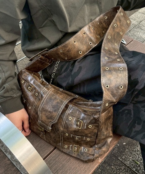 Chikashitsu +（チカシツプラス）の「【Chikashitsu +】antique coating buckle shoulder bag / 【チカシツプラス】アンティークコーティングバックルショルダーバッグ（ショルダーバッグ・メンズ・ブラウン・ONE SIZE）」の2枚目の写真