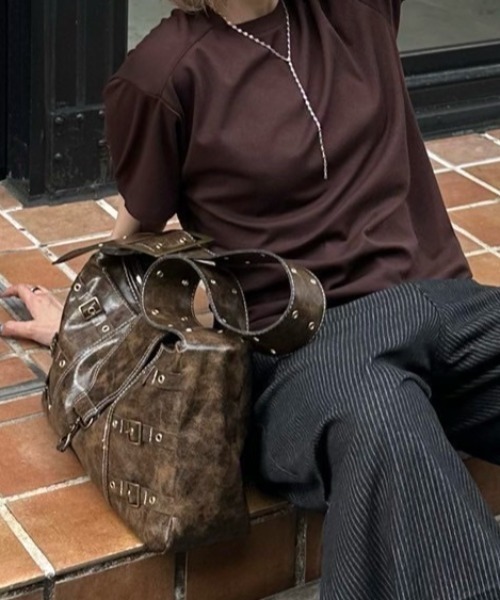 Chikashitsu +（チカシツプラス）の「【Chikashitsu +】antique coating buckle shoulder bag / 【チカシツプラス】アンティークコーティングバックルショルダーバッグ（ショルダーバッグ・メンズ・ブラウン・ONE SIZE）」の14枚目の写真