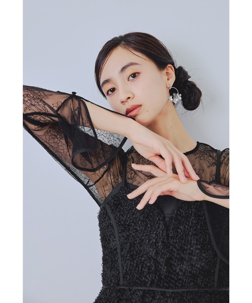 niana(ニアナ)の「ベルスリーブレーストップス スリットスリーブ 結婚式 パーティー オケージョン(Tシャツ/カットソー・レディース・ブラック/アイボリー・M/L)」の3枚目の写真