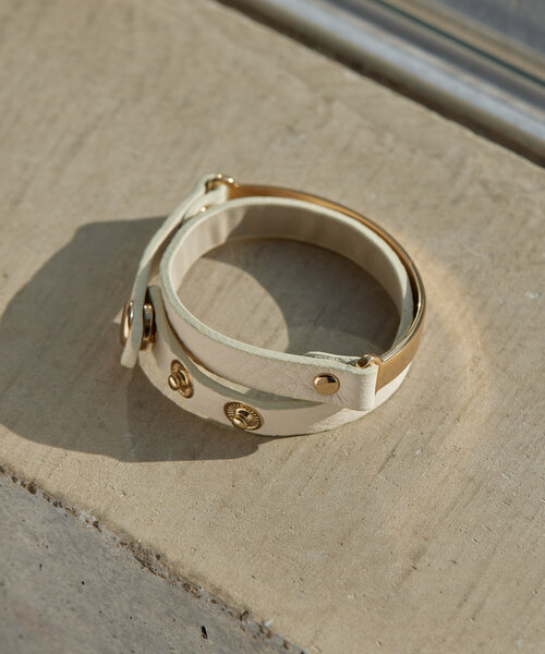 ear PAPILLONNER(イアパピヨネ)の「ダブルラップレザーブレスレット(ブレスレット・レディース・アイボリー/ブラック・FREE)」の17枚目の写真