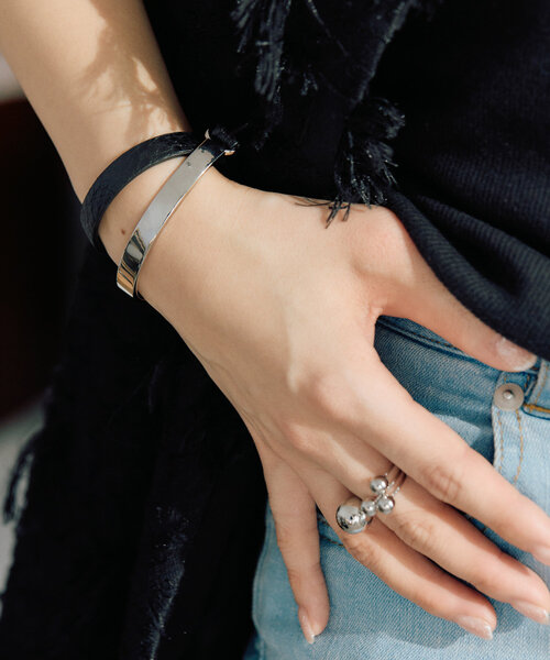 ear PAPILLONNER(イアパピヨネ)の「ダブルラップレザーブレスレット(ブレスレット・レディース・アイボリー/ブラック・FREE)」の4枚目の写真