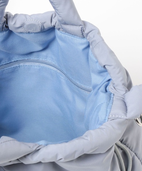 BAYFLOW（ベイフロー）の「【A4サイズ対応】マルチWAYポーチチャーム付きトートパフバッグ / ショルダーバッグ / ミニリュック（トートバッグ・レディース・テラコッタ/アイボリー/ブラック/ライトブルー・FREE）」の5枚目の写真