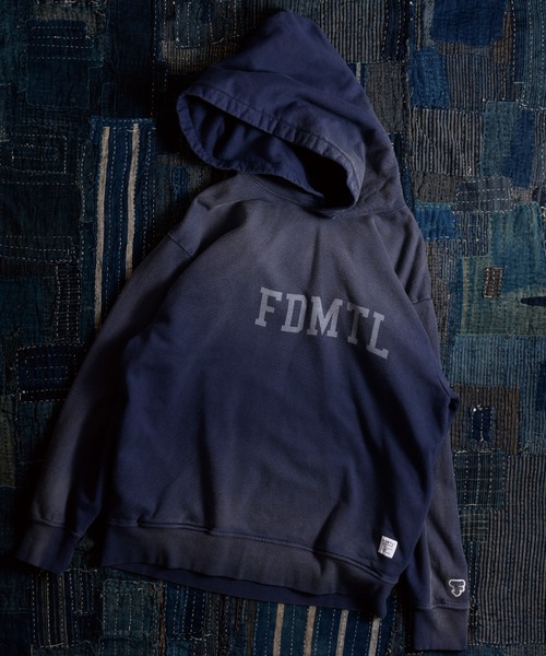FDMTL（ファンダメンタル）の「FDMTL/ファンダメンタル/LOGO SWEAT HOODIE 3YR WASH（パーカー・メンズ・ネイビー/チャコールグレー・4/3/2）」の2枚目の写真