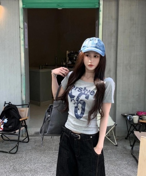 Ritzy（リッツィー）の「Y2K ロゴプリント オフショルダー半袖Tシャツ（Tシャツ/カットソー・レディース・ホワイト/ネイビー/グレー/マスタード・S/M/L）」の3枚目の写真