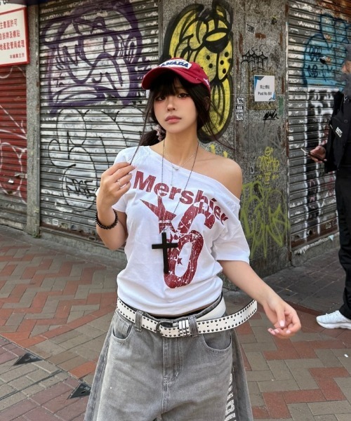 Ritzy（リッツィー）の「Y2K ロゴプリント オフショルダー半袖Tシャツ（Tシャツ/カットソー・レディース・ホワイト/ネイビー/グレー/マスタード・S/M/L）」の2枚目の写真