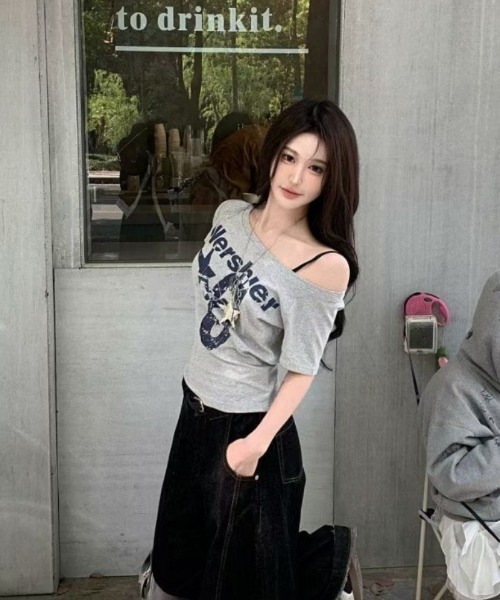 Ritzy（リッツィー）の「Y2K ロゴプリント オフショルダー半袖Tシャツ（Tシャツ/カットソー・レディース・ホワイト/ネイビー/グレー/マスタード・S/M/L）」の6枚目の写真