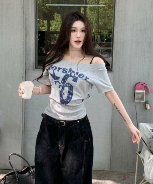 Ritzy（リッツィー）の「Y2K ロゴプリント オフショルダー半袖Tシャツ（Tシャツ/カットソー・レディース・ホワイト/ネイビー/グレー/マスタード・S/M/L）」の7枚目の写真