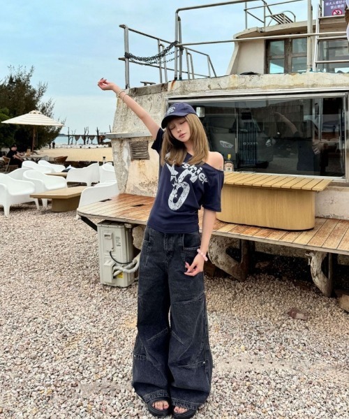 Ritzy（リッツィー）の「Y2K ロゴプリント オフショルダー半袖Tシャツ（Tシャツ/カットソー・レディース・ホワイト/ネイビー/グレー/マスタード・S/M/L）」の8枚目の写真