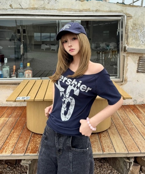 Ritzy（リッツィー）の「Y2K ロゴプリント オフショルダー半袖Tシャツ（Tシャツ/カットソー・レディース・ホワイト/ネイビー/グレー/マスタード・S/M/L）」の10枚目の写真