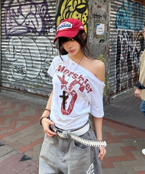 Ritzy（リッツィー）の「Y2K ロゴプリント オフショルダー半袖Tシャツ（Tシャツ/カットソー・レディース・ホワイト/ネイビー/グレー/マスタード・S/M/L）」の14枚目の写真