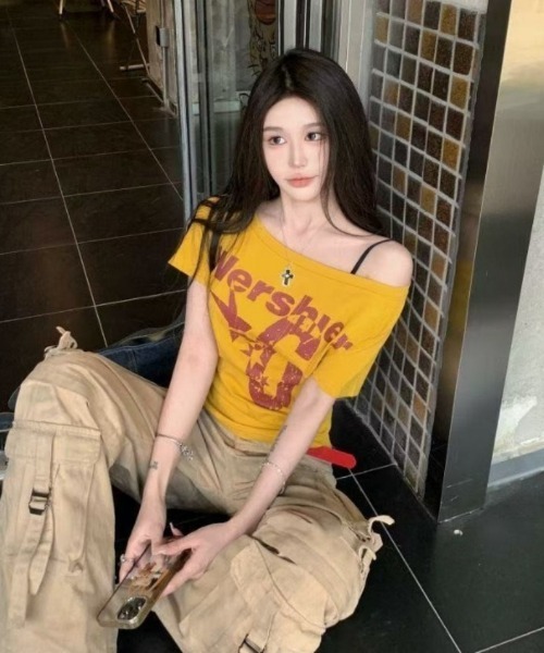 Ritzy（リッツィー）の「Y2K ロゴプリント オフショルダー半袖Tシャツ（Tシャツ/カットソー・レディース・ホワイト/ネイビー/グレー/マスタード・S/M/L）」の18枚目の写真