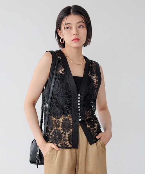 BAYFLOW（ベイフロー）の「[首元すっきり見え]Vネックレースブラウスベスト（ベスト・レディース・ブラック/オフホワイト・FREE）」の6枚目の写真