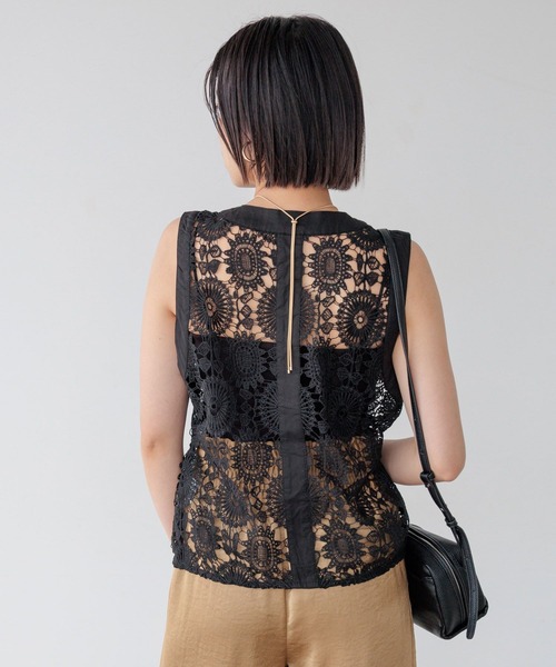 BAYFLOW（ベイフロー）の「[首元すっきり見え]Vネックレースブラウスベスト（ベスト・レディース・ブラック/オフホワイト・FREE）」の8枚目の写真