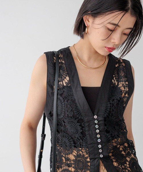 BAYFLOW（ベイフロー）の「[首元すっきり見え]Vネックレースブラウスベスト（ベスト・レディース・ブラック/オフホワイト・FREE）」の9枚目の写真