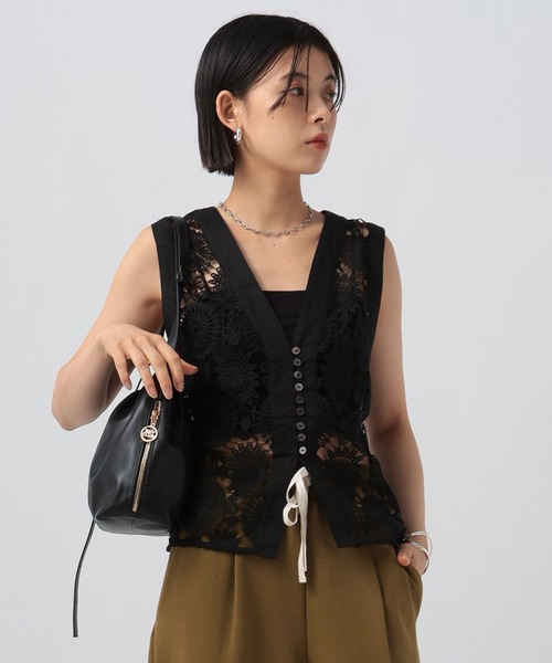 BAYFLOW（ベイフロー）の「[首元すっきり見え]Vネックレースブラウスベスト（ベスト・レディース・ブラック/オフホワイト・FREE）」の13枚目の写真