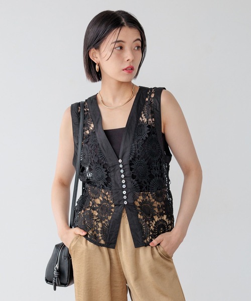 BAYFLOW（ベイフロー）の「[首元すっきり見え]Vネックレースブラウスベスト（ベスト・レディース・ブラック/オフホワイト・FREE）」の16枚目の写真
