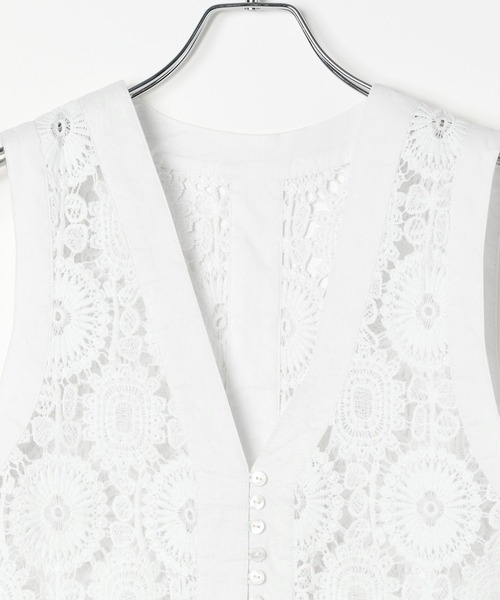 BAYFLOW（ベイフロー）の「[首元すっきり見え]Vネックレースブラウスベスト（ベスト・レディース・ブラック/オフホワイト・FREE）」の21枚目の写真