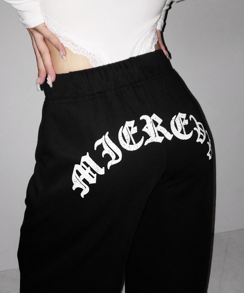 me+em select(ミームセレクト)の「グランジロゴバックプリントスウェットワイドパンツ / grunge logo back print sweat wide pants(スウェットパンツ・レディース・ブラック・FREE)」の1枚目の写真
