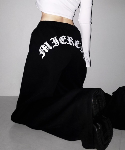 me+em select(ミームセレクト)の「グランジロゴバックプリントスウェットワイドパンツ / grunge logo back print sweat wide pants(スウェットパンツ・レディース・ブラック・FREE)」の7枚目の写真