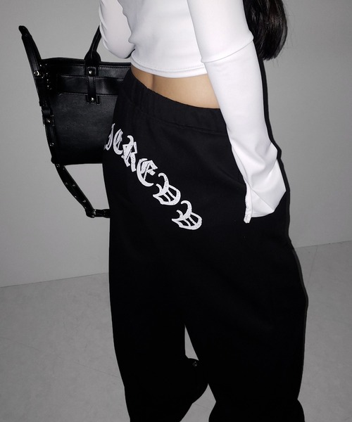 me+em select(ミームセレクト)の「グランジロゴバックプリントスウェットワイドパンツ / grunge logo back print sweat wide pants(スウェットパンツ・レディース・ブラック・FREE)」の9枚目の写真
