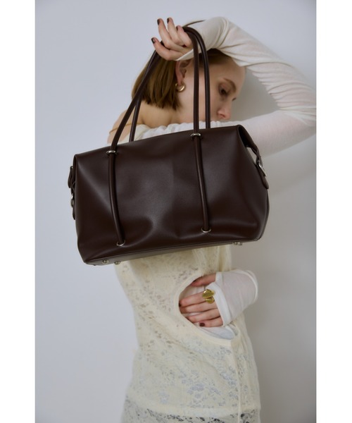 un/neu(アンノイ)の「2WAYナローハンドルスクエアボストン / ペットボトル収納可能 / ショルダーバッグ(ボストンバッグ・レディース・ブラック/ダークブラウン・FREE)」の9枚目の写真