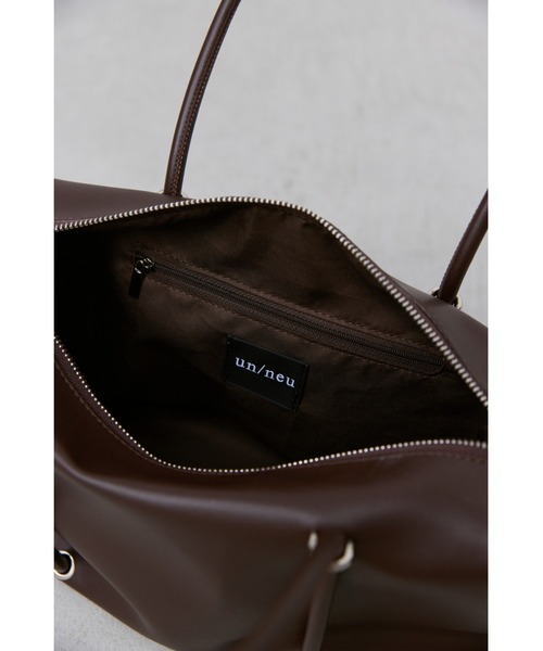 un/neu(アンノイ)の「2WAYナローハンドルスクエアボストン / ペットボトル収納可能 / ショルダーバッグ(ボストンバッグ・レディース・ブラック/ダークブラウン・FREE)」の5枚目の写真