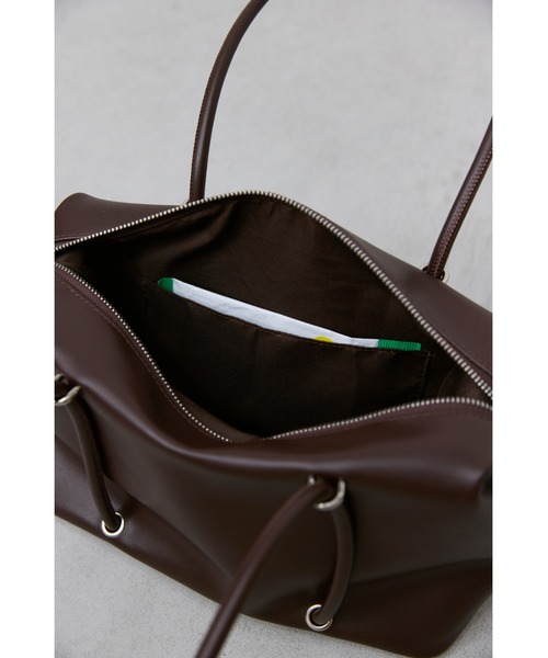 un/neu(アンノイ)の「2WAYナローハンドルスクエアボストン / ペットボトル収納可能 / ショルダーバッグ(ボストンバッグ・レディース・ブラック/ダークブラウン・FREE)」の6枚目の写真