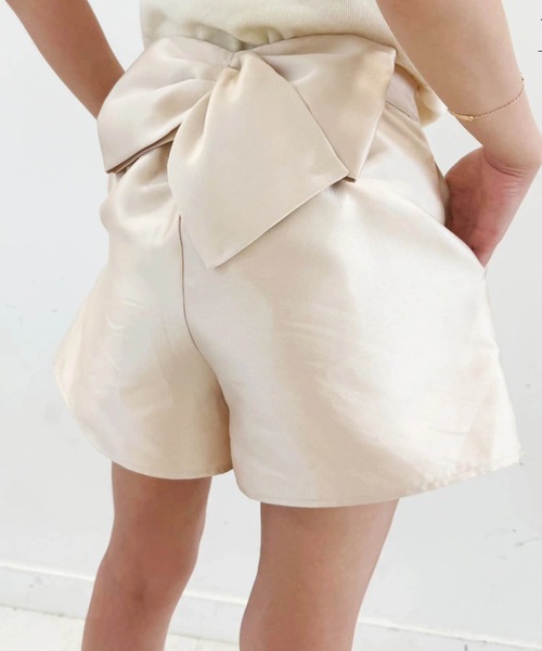 M y u(ミュー)の「サテン BIGリボンショートパンツ(その他パンツ・レディース・ベージュ系2/ベージュ系1/ブラック系1/ブラック系2・FREE)」の2枚目の写真