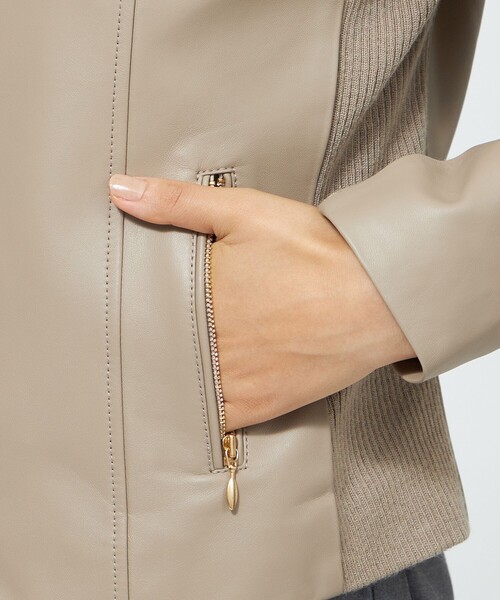 EPOCA（エポカ）の「【EPOCA STORIA】ソフトラムレザージャケット《WEB＆EPOCA THE SHOP店舗限定》（ライダースジャケット・レディース・ベージュ/ブラック・40/38）」の10枚目の写真