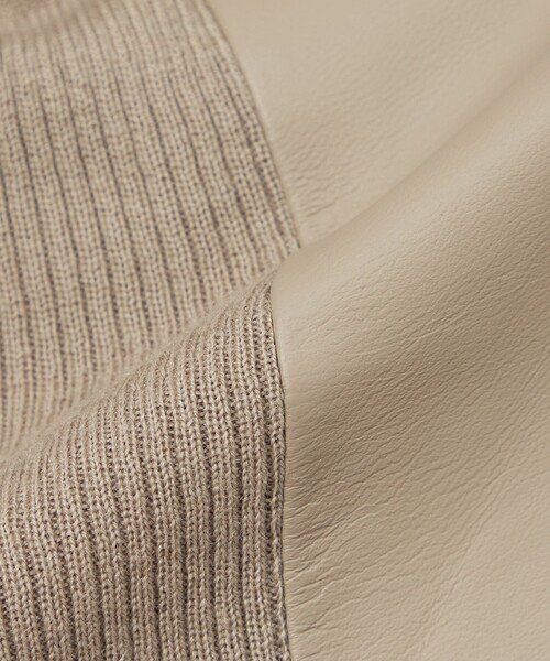 EPOCA（エポカ）の「【EPOCA STORIA】ソフトラムレザージャケット《WEB＆EPOCA THE SHOP店舗限定》（ライダースジャケット・レディース・ベージュ/ブラック・40/38）」の11枚目の写真