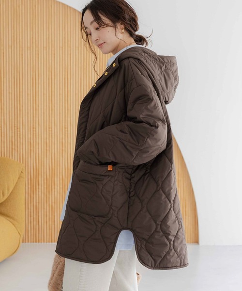Elura（エルーラ）の「＜UNIVERSAL OVERALL別注＞キルティングフードブルゾン/579951（ブルゾン・レディース・カーキ/ブラック/ダークブラウン・FREE）」の2枚目の写真