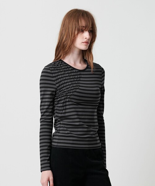 ATTISESSION(アティセッション)の「<ATTISESSION>シャーリング ボーダー プルオーバー トップス(Tシャツ/カットソー・レディース・レッド/ダークグレー・FREE)」の3枚目の写真