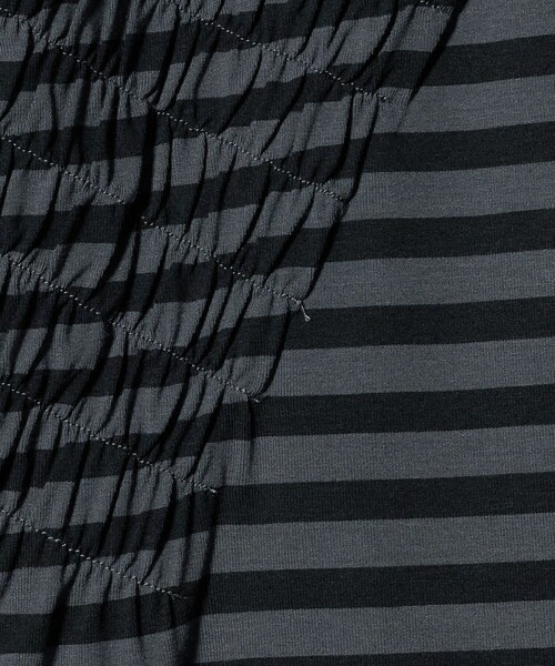 ATTISESSION(アティセッション)の「<ATTISESSION>シャーリング ボーダー プルオーバー トップス(Tシャツ/カットソー・レディース・レッド/ダークグレー・FREE)」の11枚目の写真