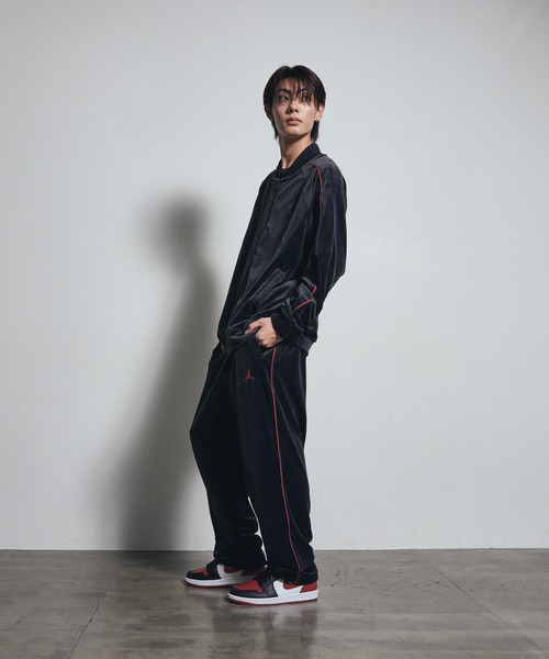 JORDAN BRAND(ジョーダンブランド)の「エア ジョーダン 1 MID SE メンズシューズ / Air Jordan 1 Mid SE Men's Shoes HV4091-006 Black(スニーカー・メンズ・ブラック・26/25.5/25/30/29/28.5/28/27.5/27/26.5/29.5)」の3枚目の写真