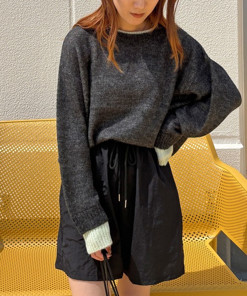 ISOOK（アイスー）の「【ISOOK / アイスー】アクリルモヘア配色レイヤードニット / カラーニット セーター プルオーバー 長袖 バイカラー 配色トップス ミドル丈 ビッグシルエット オーバーサイズ ボリュームスリーブ クルーネック グレー チャコール 春ニット 春服 無地 ZOZOTOWN限定（ニット/セーター・レディース・グレー/チャコールグレー/レッド・FREE）」の17枚目の写真