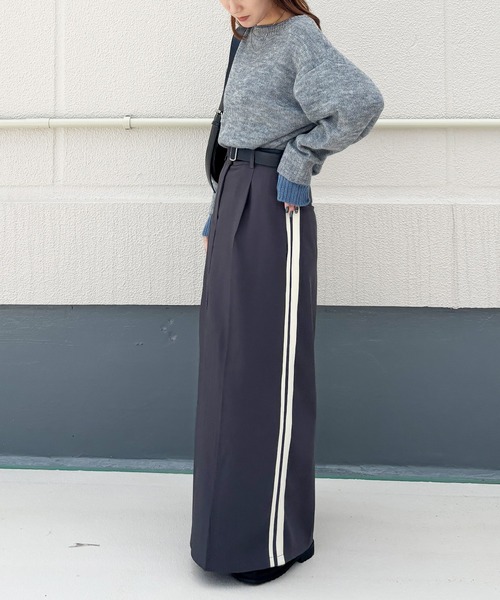 ISOOK（アイスー）の「【ISOOK / アイスー】アクリルモヘア配色レイヤードニット / カラーニット セーター プルオーバー 長袖 バイカラー 配色トップス ミドル丈 ビッグシルエット オーバーサイズ ボリュームスリーブ クルーネック グレー チャコール 春ニット 春服 無地 ZOZOTOWN限定（ニット/セーター・レディース・グレー/チャコールグレー/レッド・FREE）」の11枚目の写真