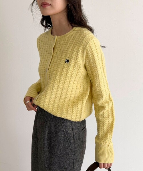 fredy emue（フレディエミュ）の「FR刺繍ケーブル柄ニットカーディガン（ニット/セーター・レディース・ブラウン/イエロー/オフホワイト/チャコールグレー・38）」の4枚目の写真