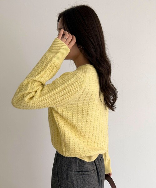 fredy emue（フレディエミュ）の「FR刺繍ケーブル柄ニットカーディガン（ニット/セーター・レディース・ブラウン/イエロー/オフホワイト/チャコールグレー・38）」の9枚目の写真