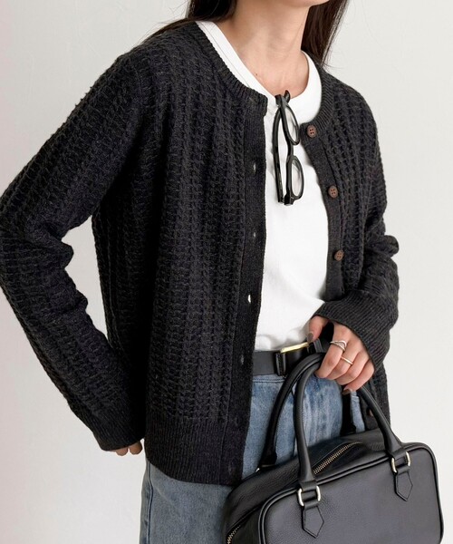 fredy emue（フレディエミュ）の「FR刺繍ケーブル柄ニットカーディガン（ニット/セーター・レディース・ブラウン/イエロー/オフホワイト/チャコールグレー・38）」の18枚目の写真