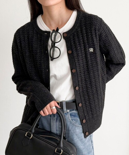 fredy emue（フレディエミュ）の「FR刺繍ケーブル柄ニットカーディガン（ニット/セーター・レディース・ブラウン/イエロー/オフホワイト/チャコールグレー・38）」の19枚目の写真